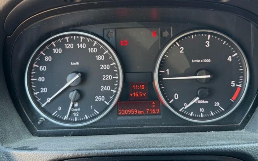 BMW 318 2011 — photo 7