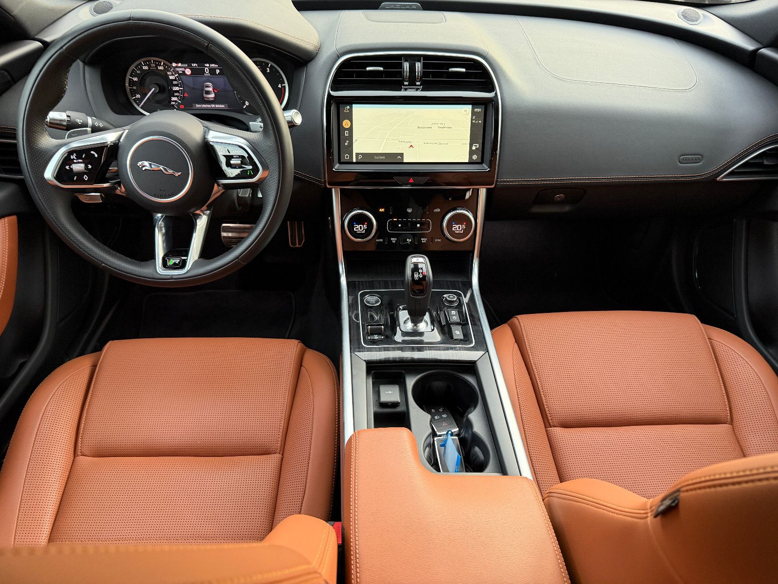 Fahrzeugabbildung Jaguar XE R-Dynamic Black/360°/NAVI/APPLE/SOUND/SHZ