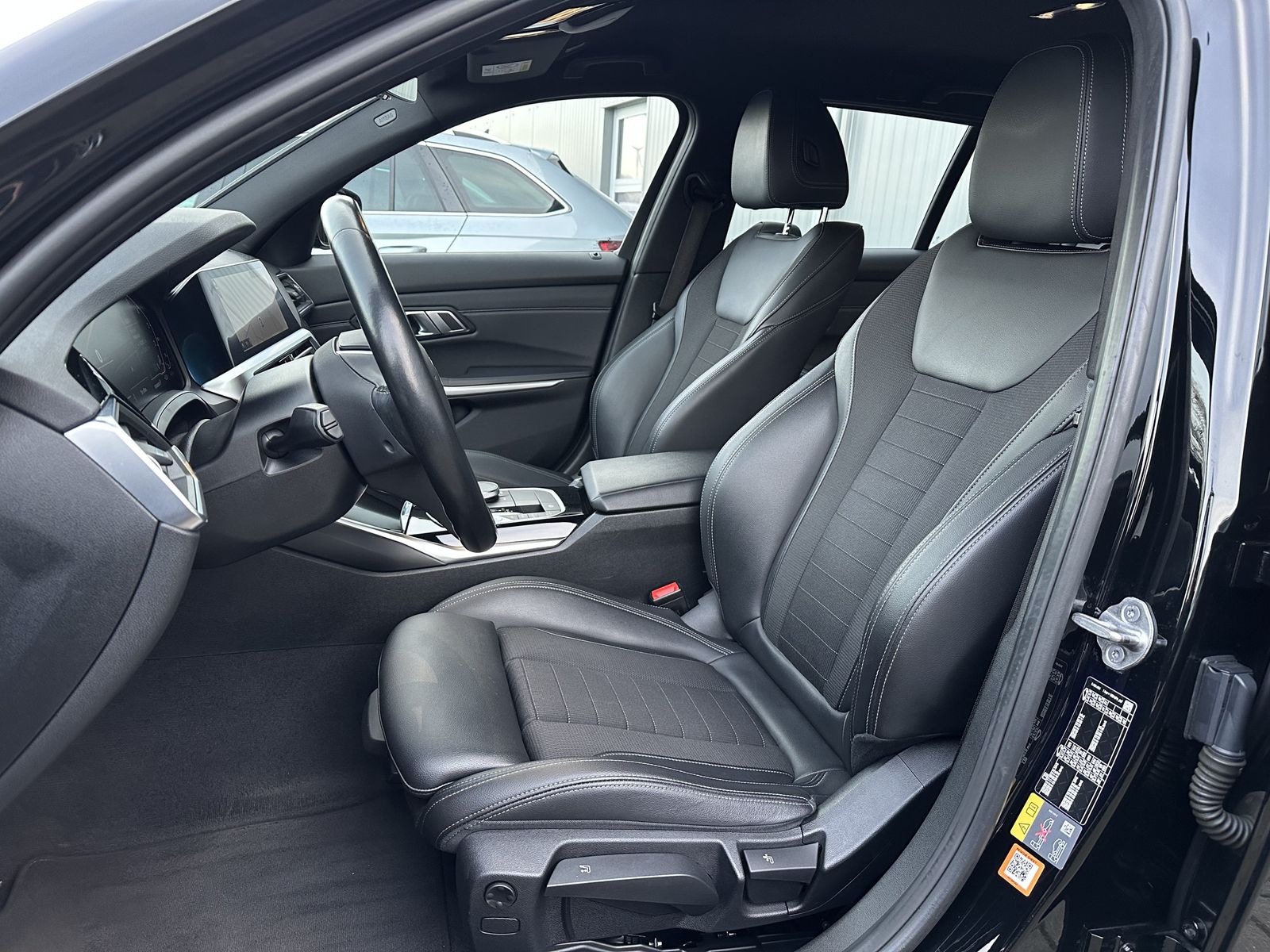 Fahrzeugabbildung BMW 330e Touring Sport-Line NAV+LED+18ZO+ALARM+SHZ