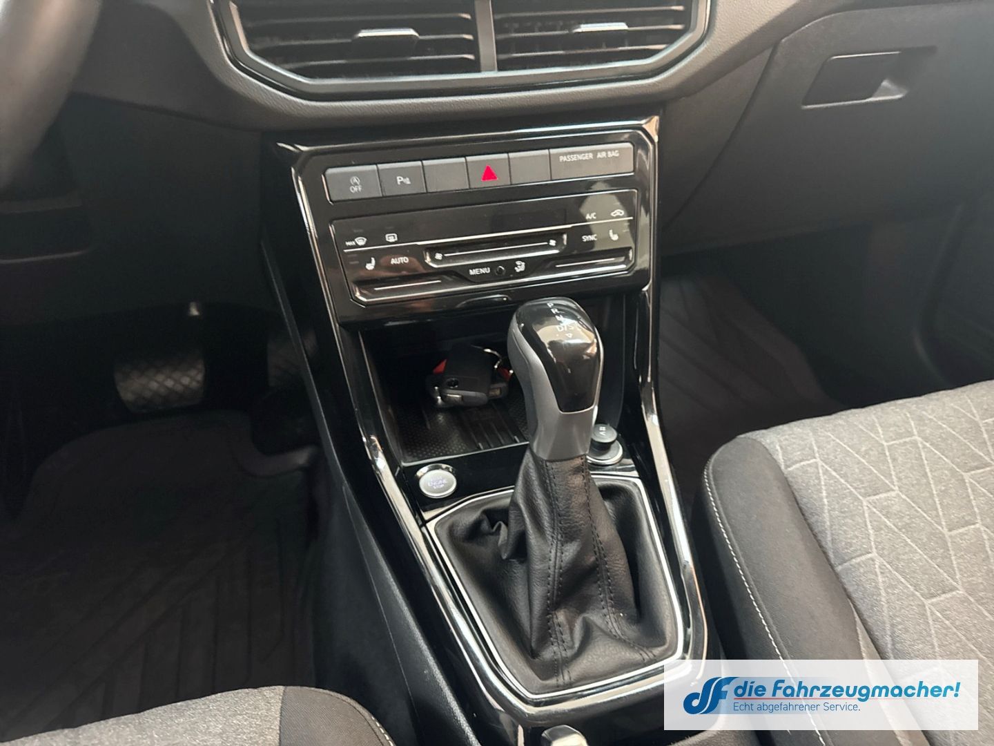 Fahrzeugabbildung Volkswagen T-Cross 1.0 TSI 85 kW Life Digitales Cockpit LED