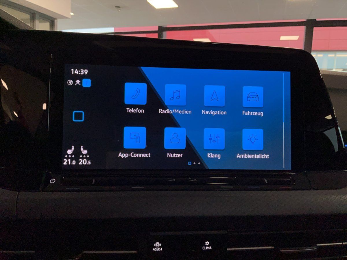 Fahrzeugabbildung Volkswagen Golf VIII Active 1.5 eTSI DSG Pano LED