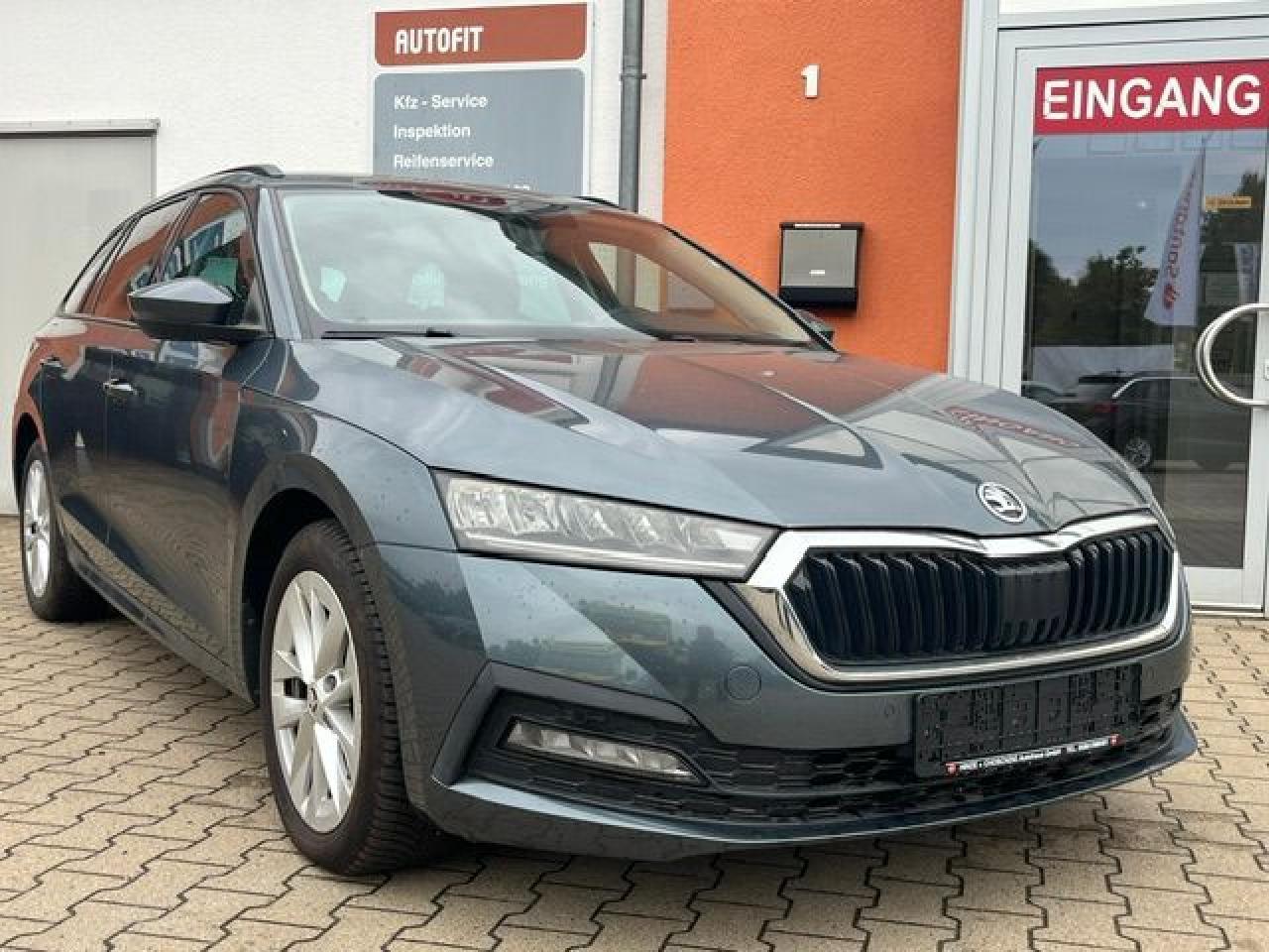 Skoda Octavia Combi Navi SHZ LED R-Cam