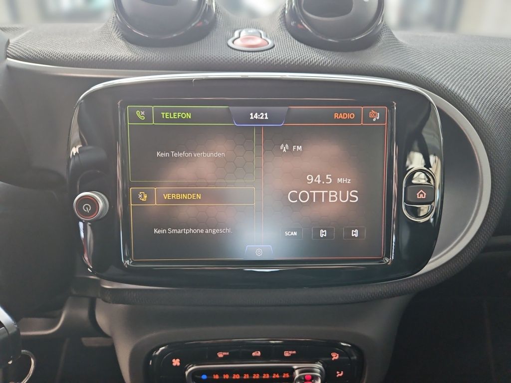 Fahrzeugabbildung Smart EQ ForTwo Pano Tempomat Navi LED SHZ SpurH KAM