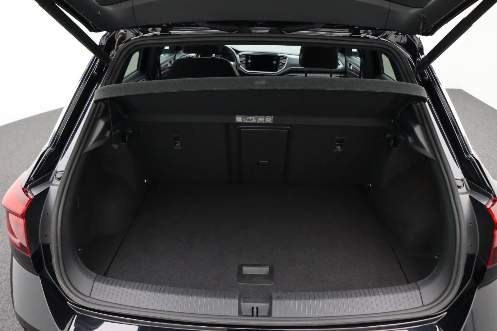 Fahrzeugabbildung Volkswagen T-Roc 1.5 Sport DSG ACC LED