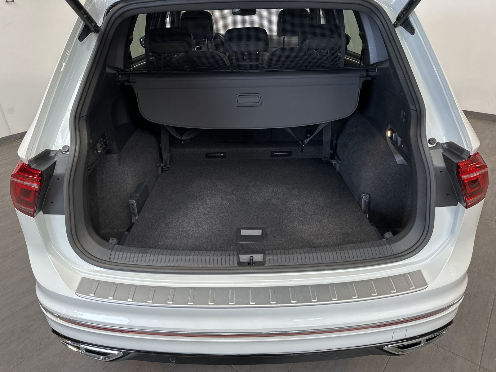 Fahrzeugabbildung Volkswagen Tiguan Allspace 2.0 TSI R-Line NAV+LED+AHK+PANO