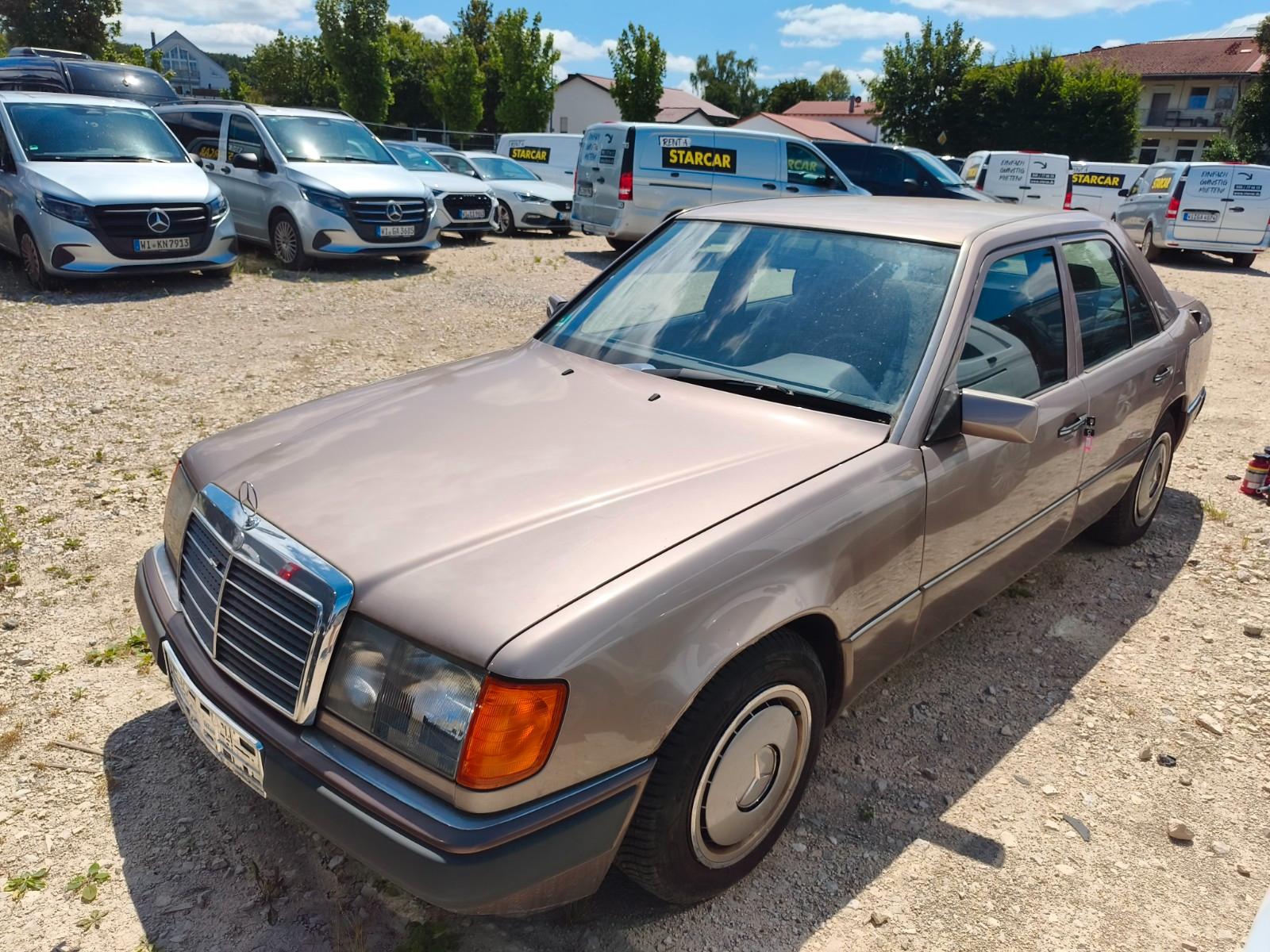 Mercedes-Benz 220E
