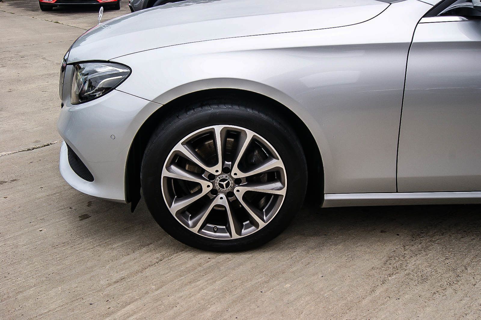 Fahrzeugabbildung Mercedes-Benz E 200 T-Modell 7-SITZER STANDHEIZUNG MULTI-BEAM