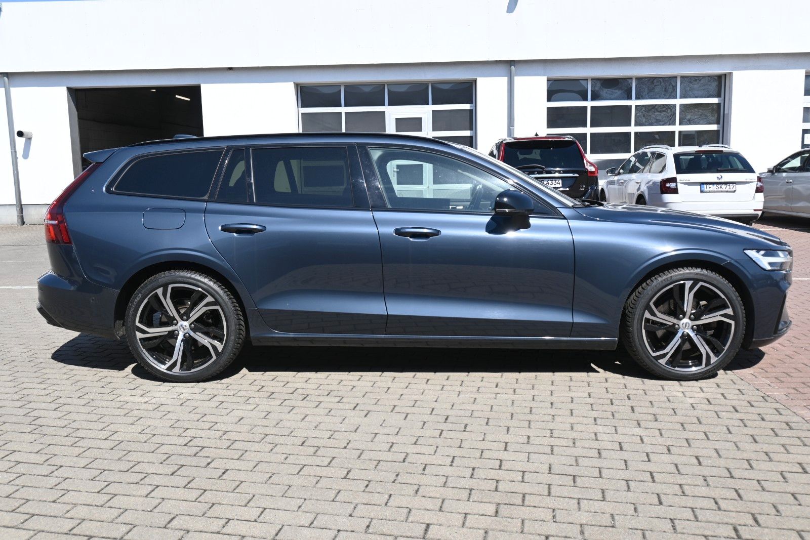 Fahrzeugabbildung Volvo V60 B4  Diesel Plus Dark *H&K*LED*360*LED*FSHZG