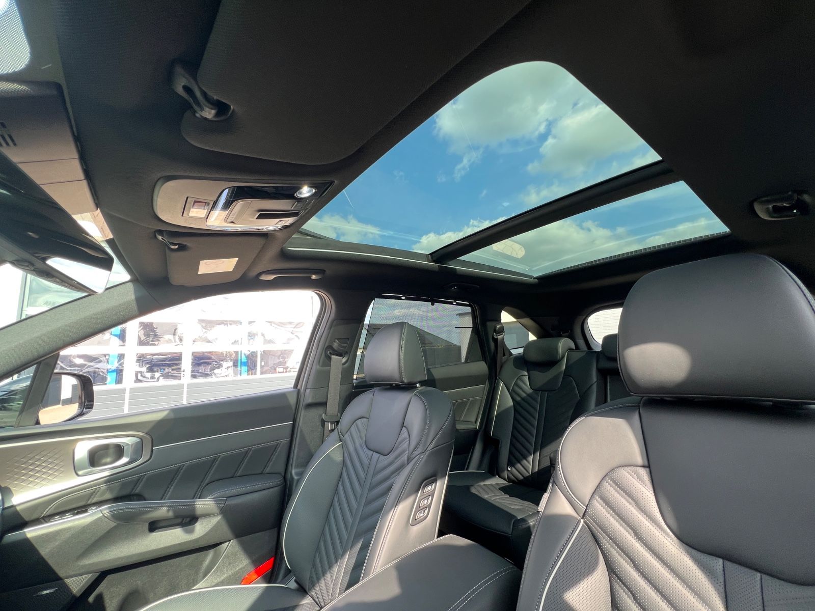 Fahrzeugabbildung Kia SORENTO PE 1.6T PHEV AWD PLAT 7S PAN PREMIUM