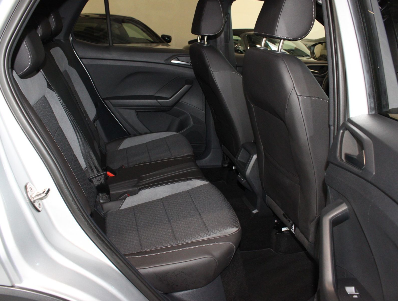 Fahrzeugabbildung Volkswagen T-Cross 1.5 TSI R-Line 1.HAND+ACC+IQ.DRIVE+KMERA