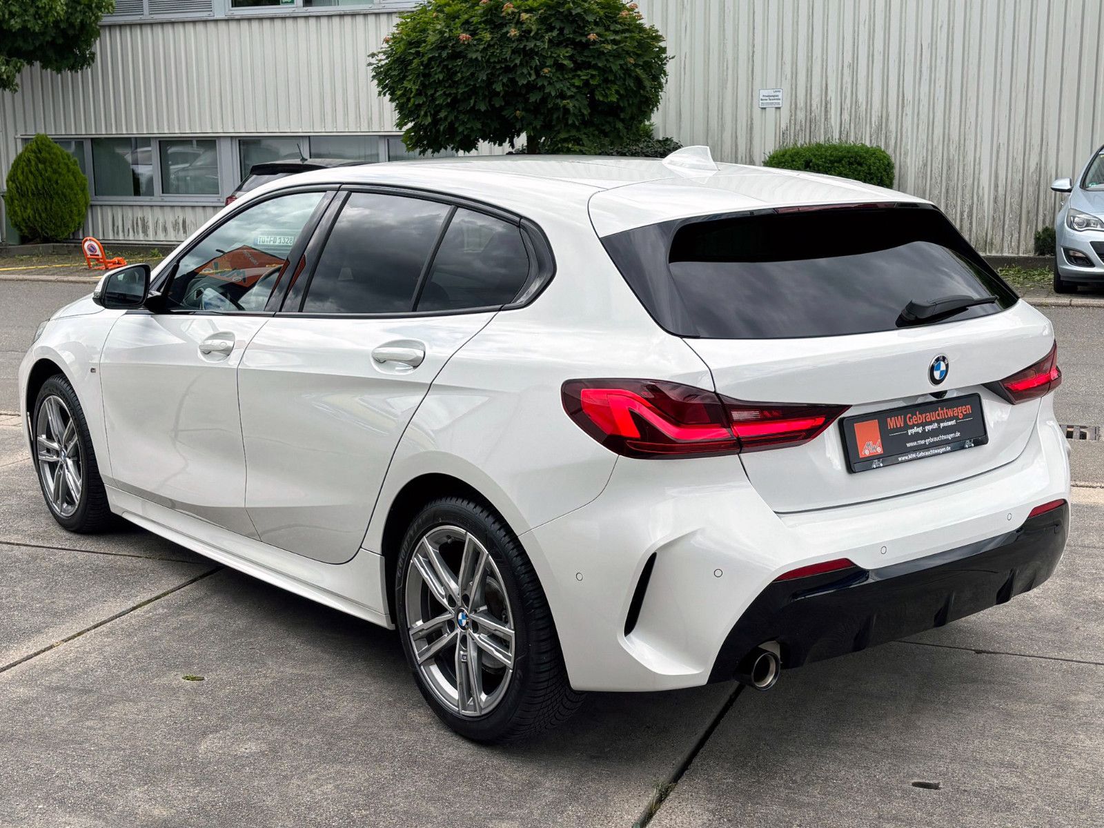 Fahrzeugabbildung BMW 118i M-Sport Steptronic LED KAM PDC AMBI CarPlay