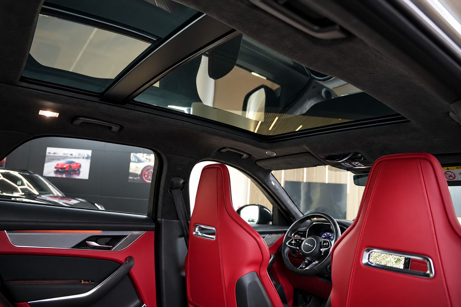 Fahrzeugabbildung Jaguar F-Pace  SVR /PANO/MERIDIAN/HUD/360°KAM/MEMORY