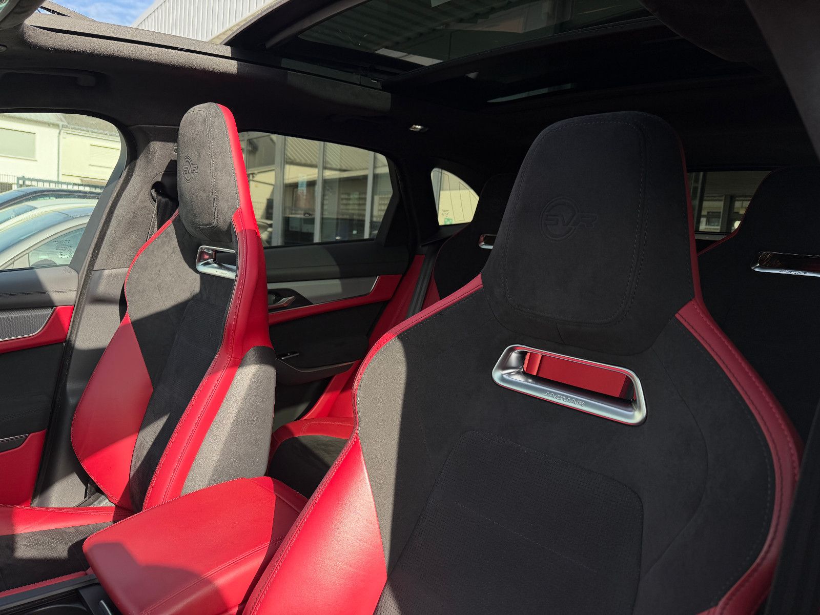 Fahrzeugabbildung Jaguar F-PACE SVR /PANO/MERIDIAN/HUD/360°KAM/MEMORY