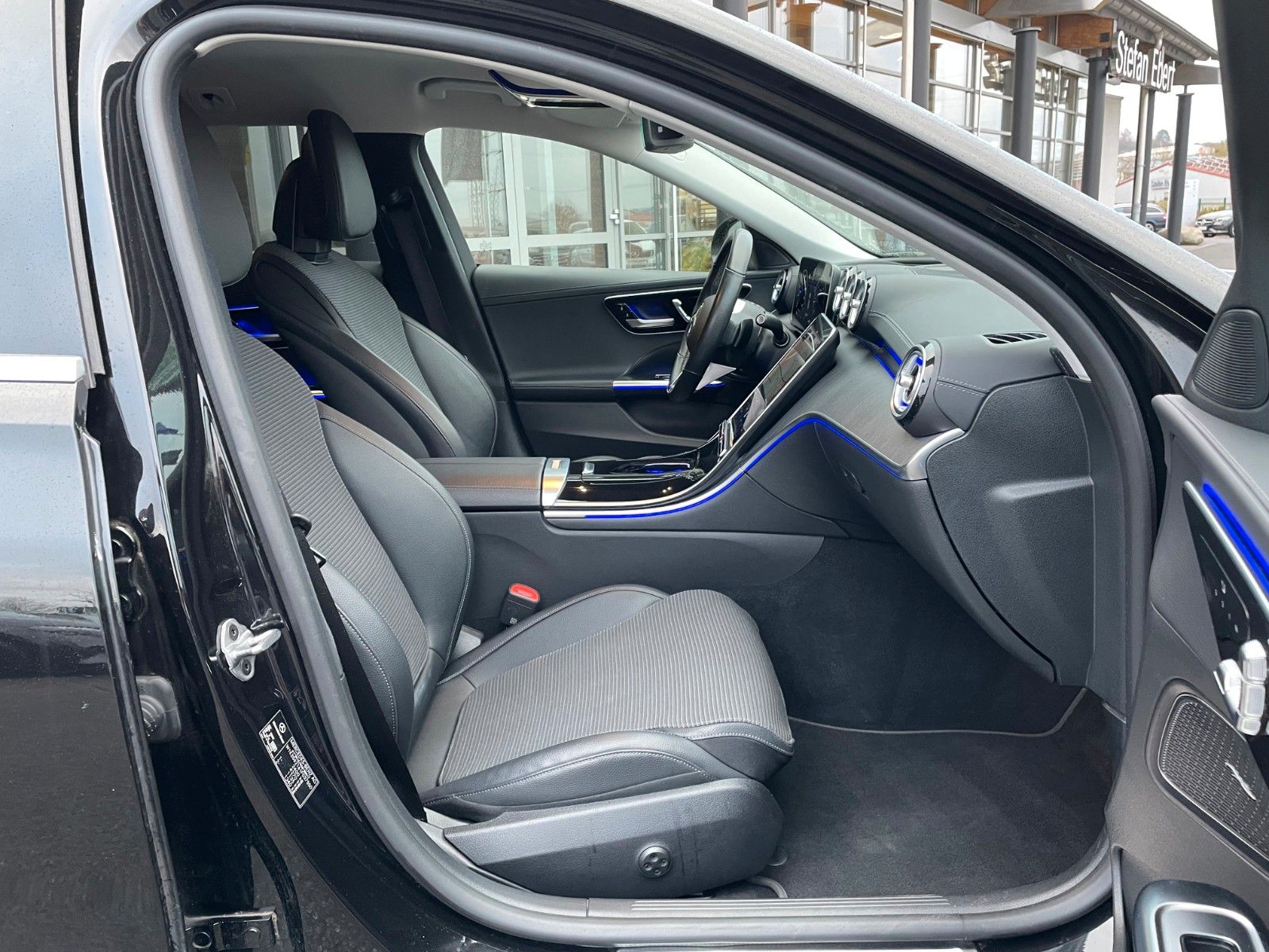 Fahrzeugabbildung Mercedes-Benz C 220 d T AVANTGARDE AHK+HUD+360°+STDH+DISTR