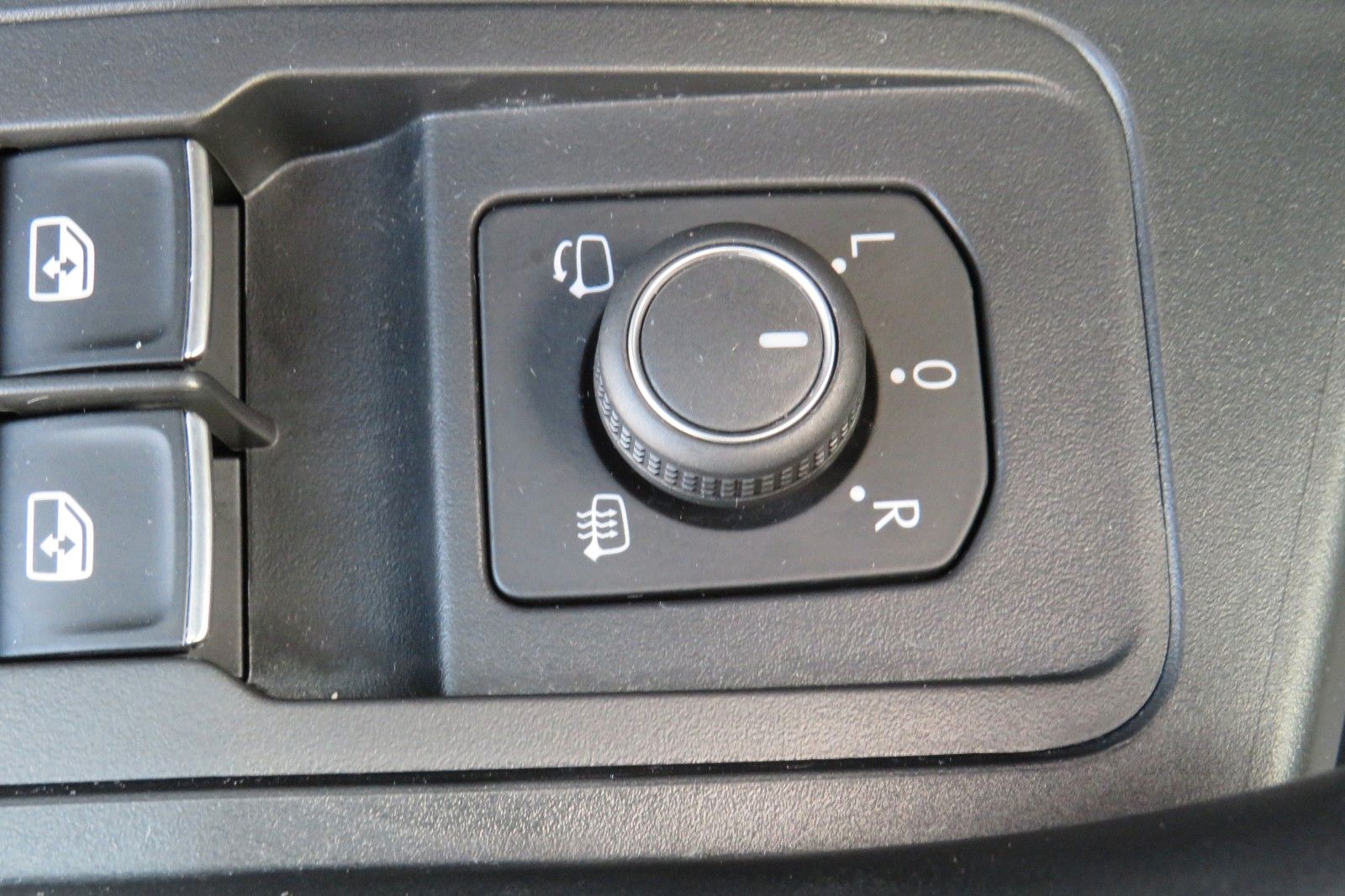 Fahrzeugabbildung Volkswagen T-Roc R-LINE AHK DCC ACC NAVI KAMERA 8-FACH 1.H