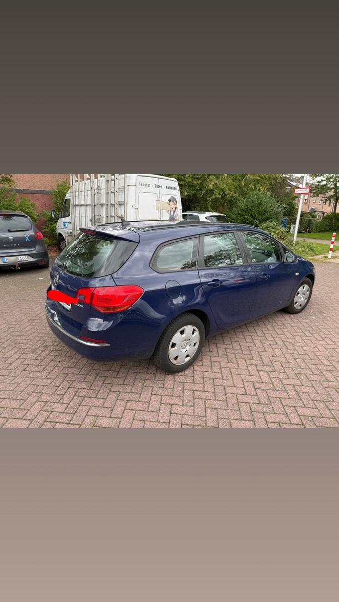 Opel Astra 2015 — салон