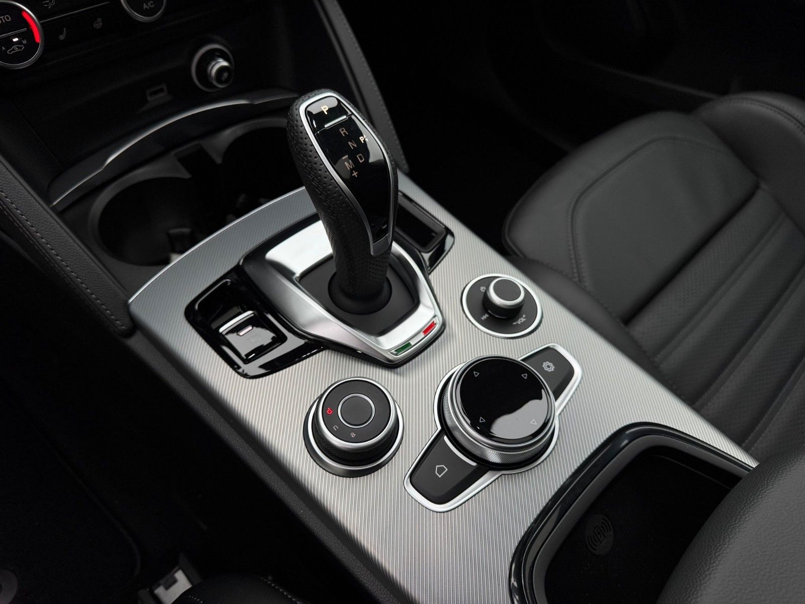 Fahrzeugabbildung Alfa Romeo Stelvio VELOCE 280 PS AT8 - Q4 AHK PANORAMA