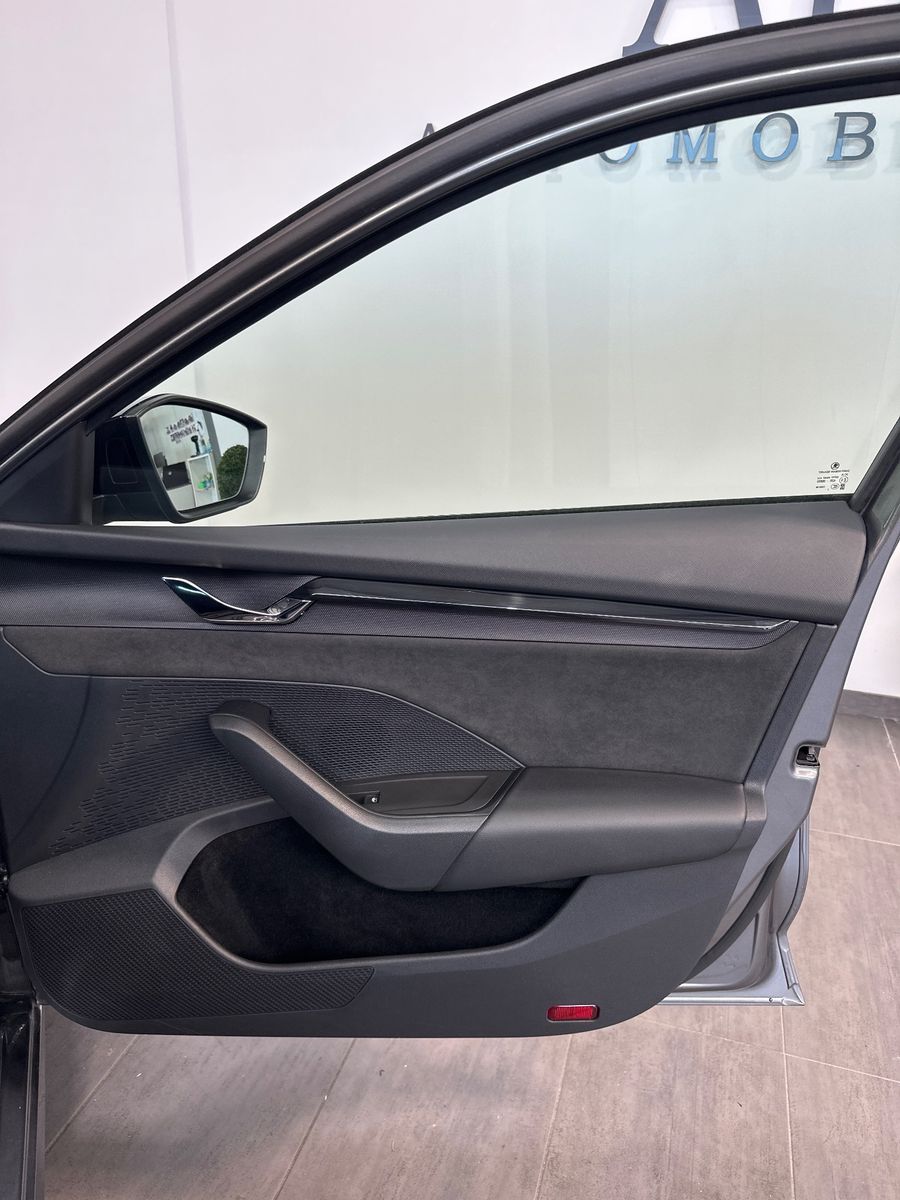Fahrzeugabbildung SKODA Octavia Combi RS Plus NAV+MATRIX+AHK+ACC+HUD+1HD