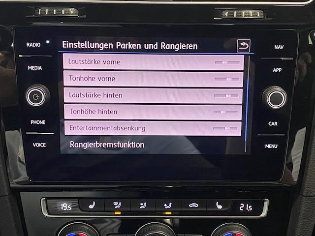 Fahrzeugabbildung Volkswagen Golf VII Variant 2.0 4Motion BMT R-Line+PANO+NAV