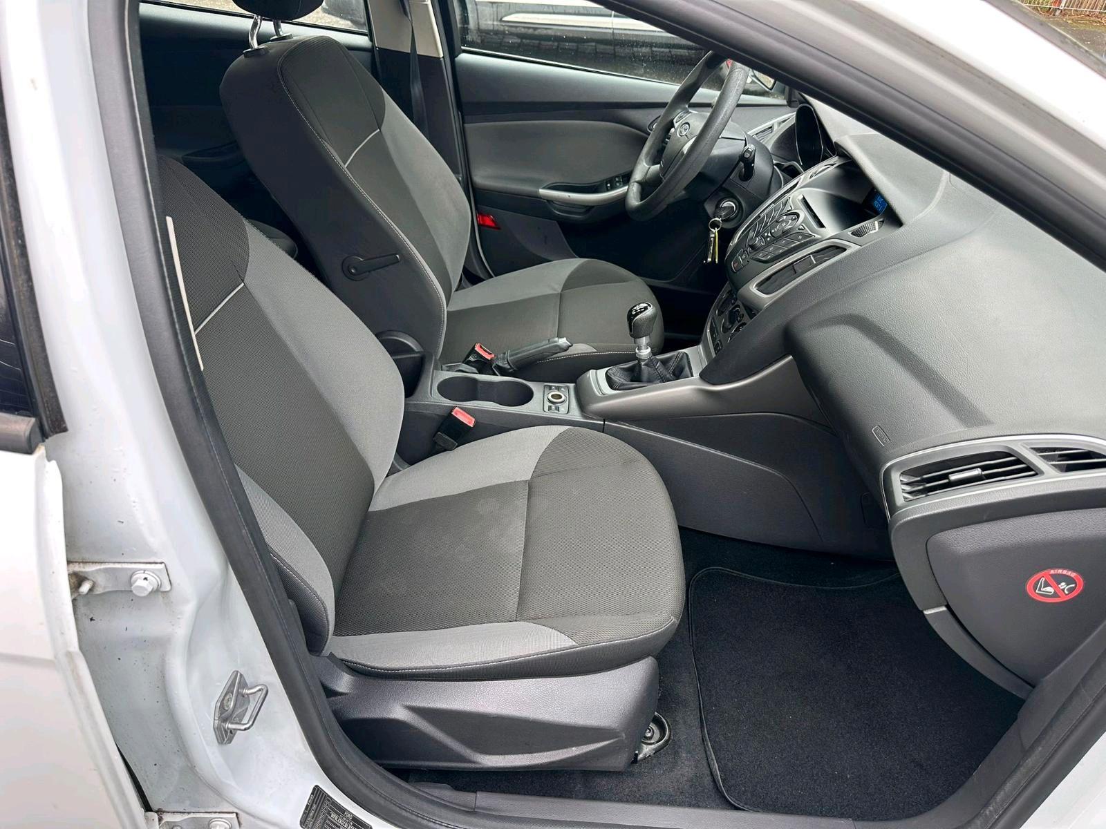 Ford Focus 2011 — interior