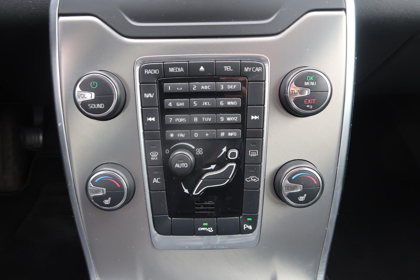 Volvo V70 2011 — photo 14