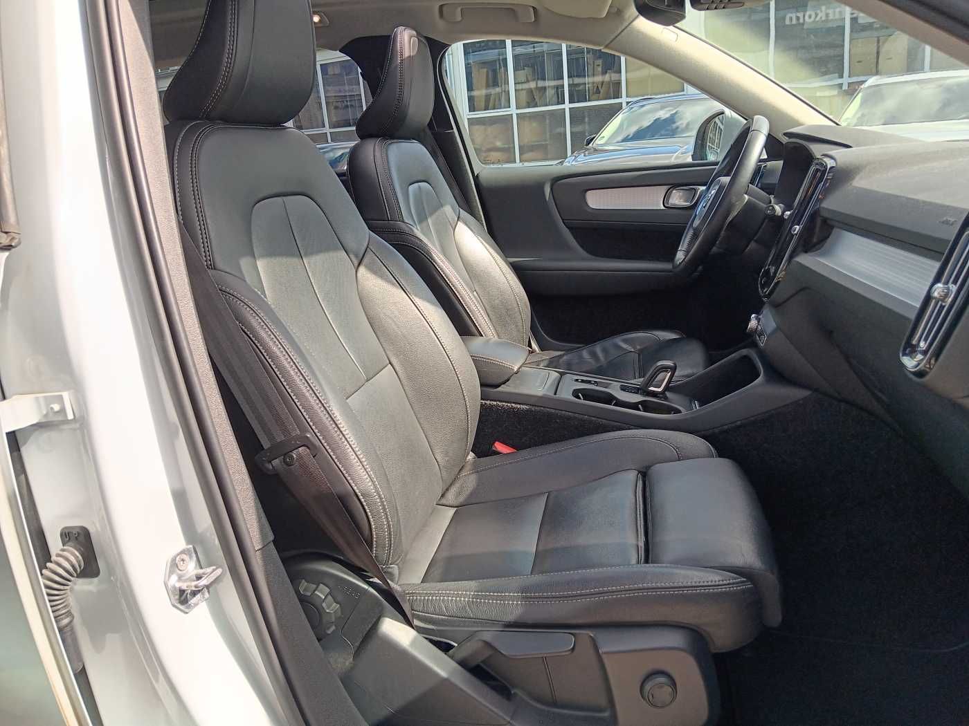 Fahrzeugabbildung Volvo XC40 D4 AWD Aut. Momentum Pro 'Glasdach, AHK'
