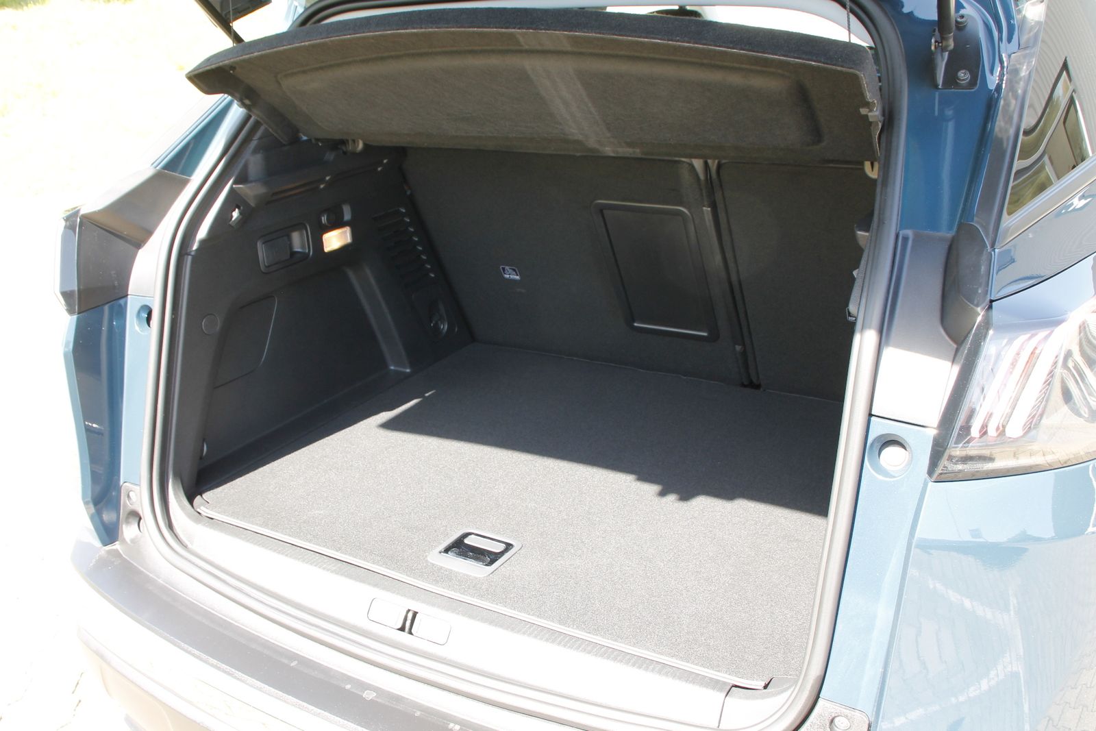 Fahrzeugabbildung Peugeot 3008 HYBRID Allure (MJ F0)