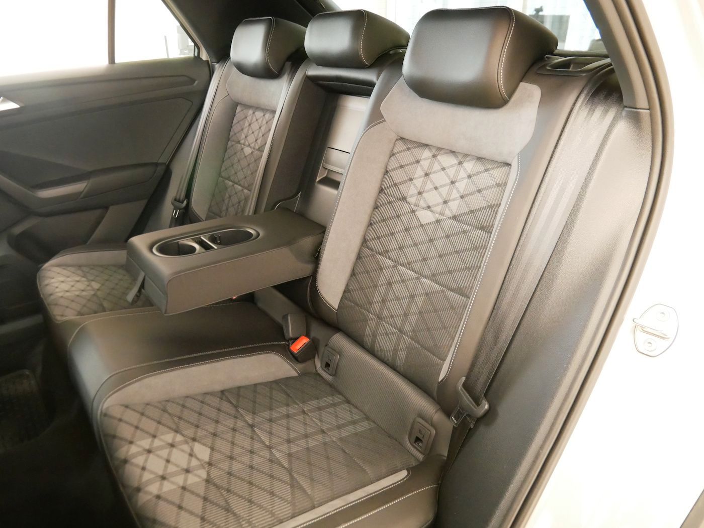 Fahrzeugabbildung Volkswagen T-Roc 1.5 TSI R-Line DSG Kamera ACC LED SHZ+LHZ