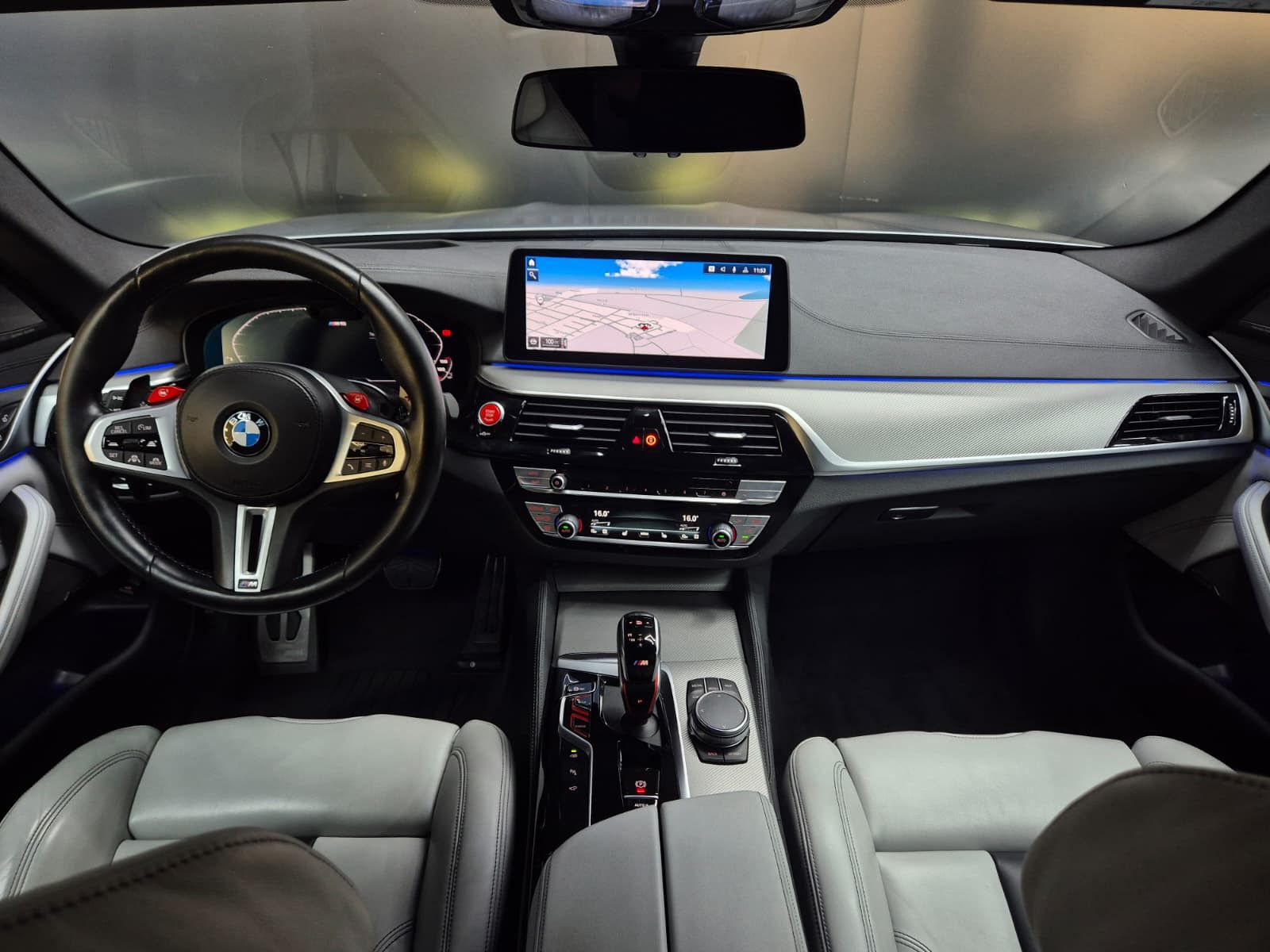 Fahrzeugabbildung BMW M5 Lim. >CARBON+SOFT+LED+HEAD+H&K+MEMO+ACC+360°+