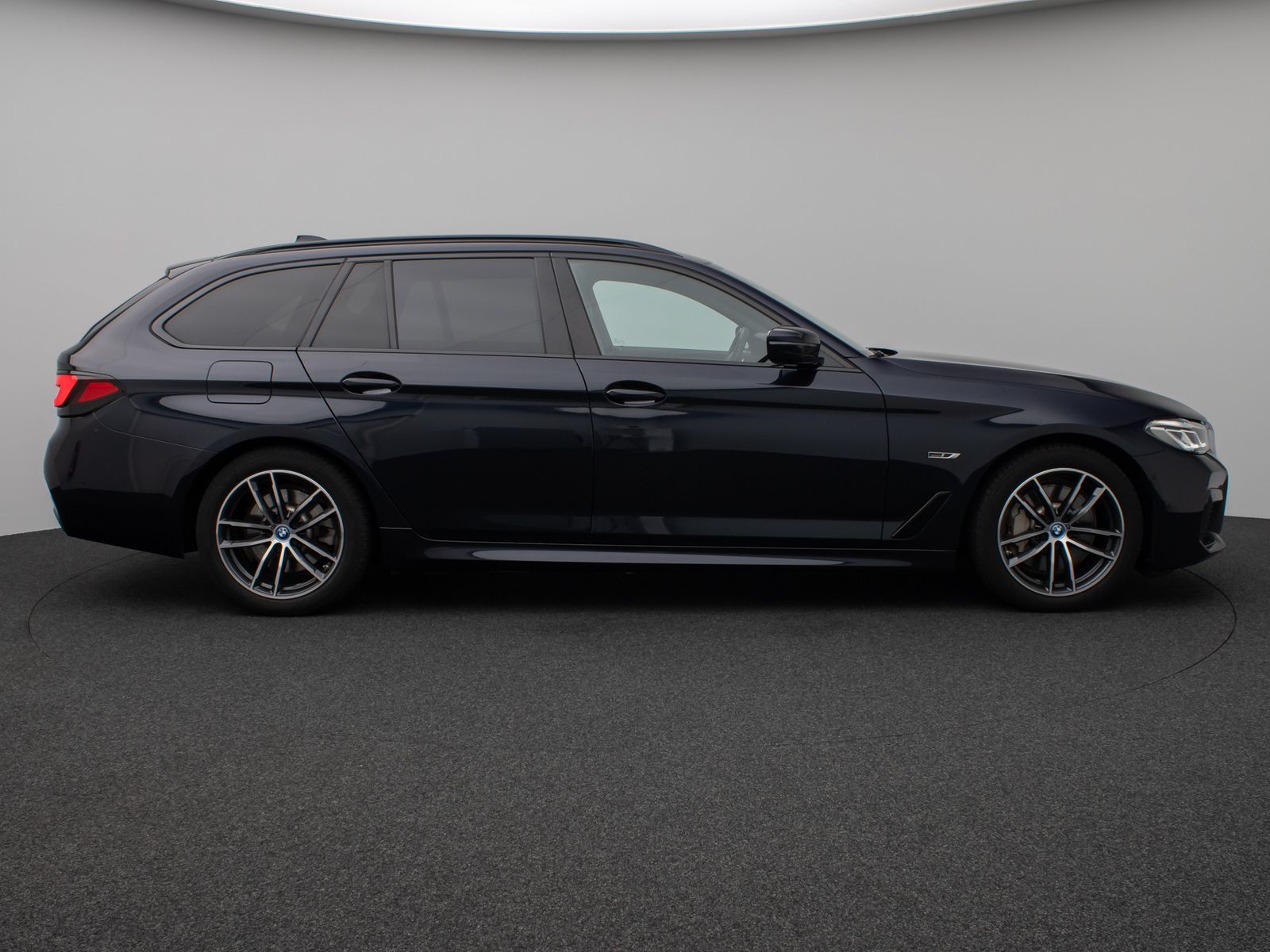 Fahrzeugabbildung BMW 530e M Sport Panorama Kamera DAB HiFi Alarm LED