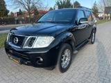 Nissan Pathfinder 2.5 dCi 7xSitzer Autom. AHK 3,5t Navi - Nissan Pathfinder 7-Sitzer
