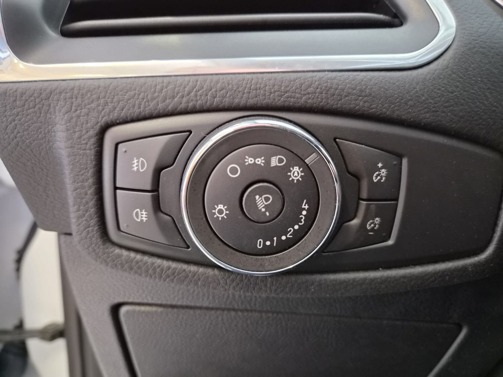 Fahrzeugabbildung Ford S-MAX Titanium / 1. HAND / NAVI / AHK /