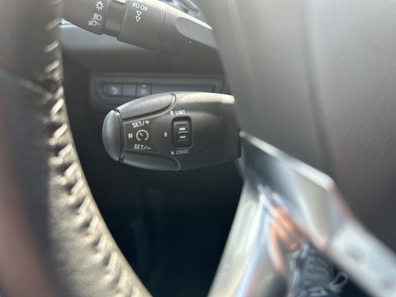 Fahrzeugabbildung Peugeot 208 PureTech 82 1.2*2Hnd-PDC-E6* - mit KI generiert/bearbeitet