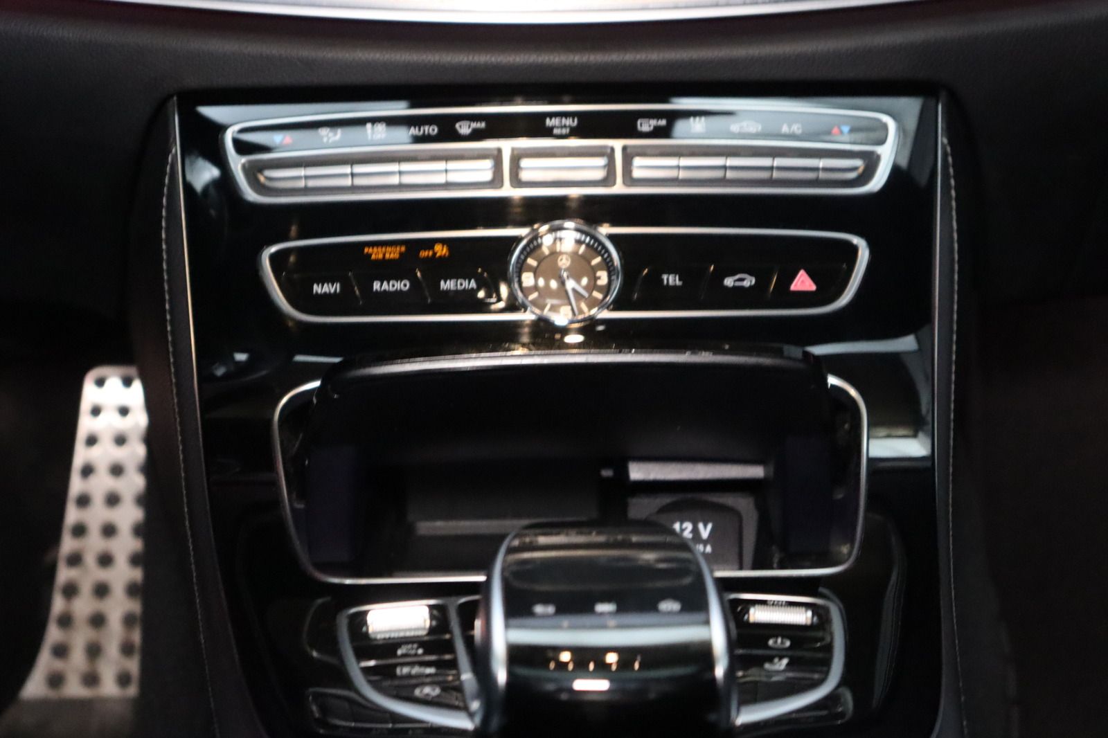 Fahrzeugabbildung Mercedes-Benz E 200 T 4Matic * Schiebedach * Navi * AMG line