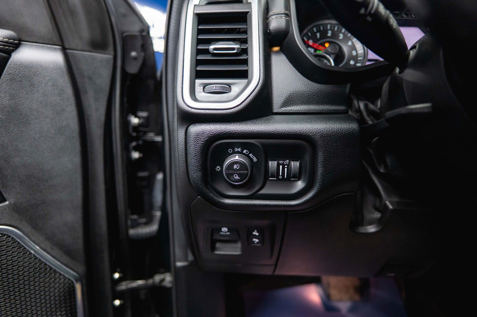 Fahrzeugabbildung Dodge RAM 5.7 V8 HEMI 4x4 LARAMIE Offroad Night LED