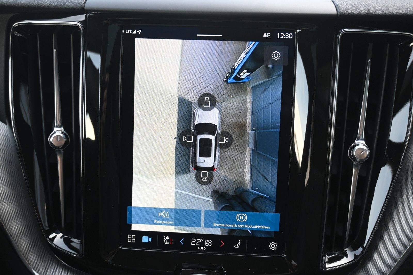 Fahrzeugabbildung Volvo XC60 B4 AWD Plus Dark*LED*PANO*STHZ*H&K*360°*AHK