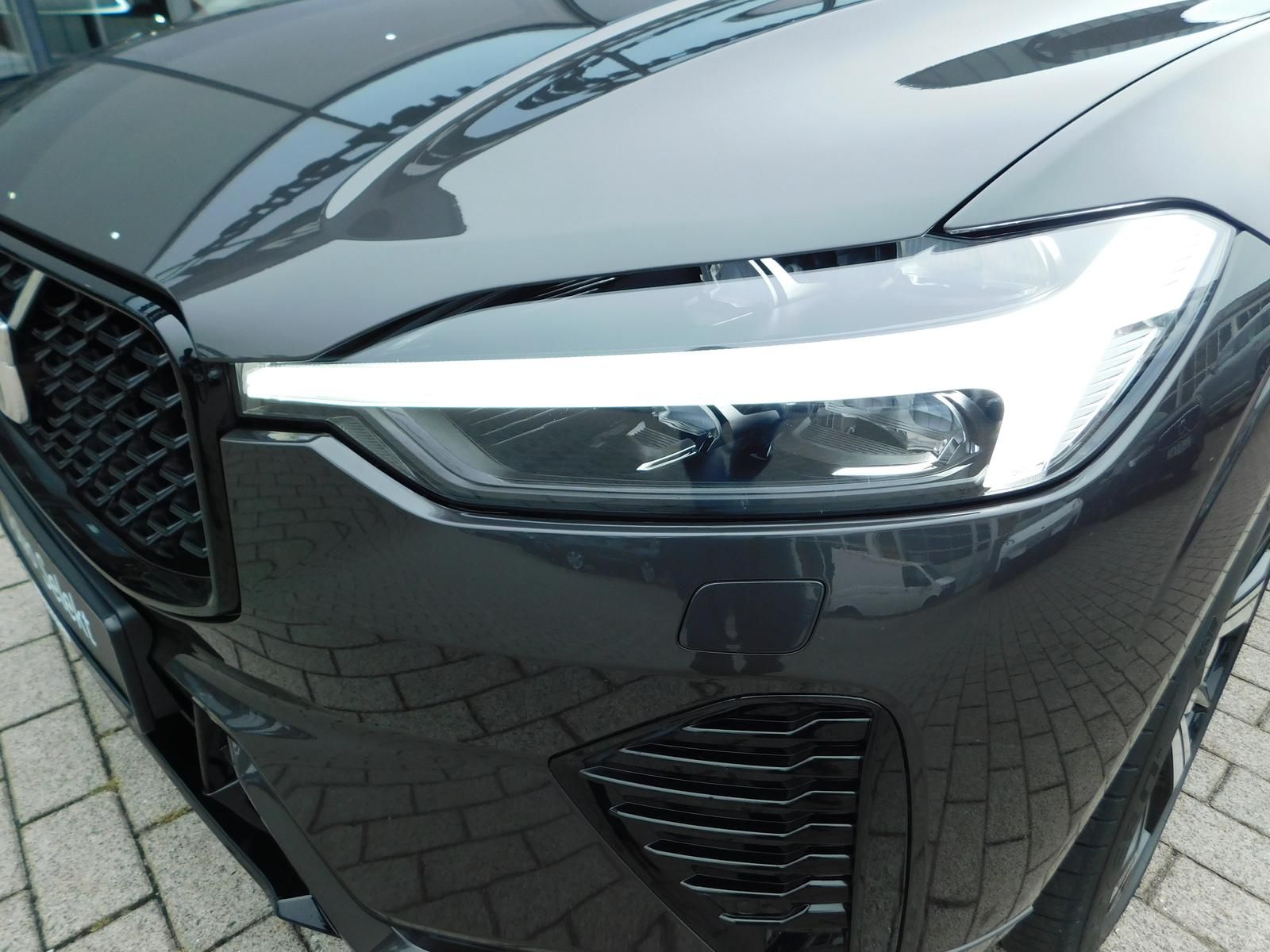Fahrzeugabbildung Volvo XC60 B4D AWD Plus Dark "Panoramadach"