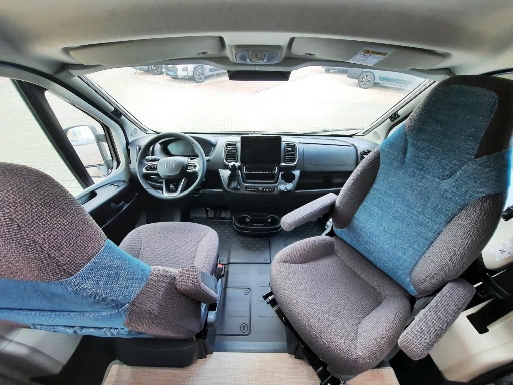 Fahrzeug Übersicht 17 Fahrzeugabbildung HYMER / ERIBA / HYMERCAR Camper Van Redwood 600 Verfüg./Sparen Sie 4.550,