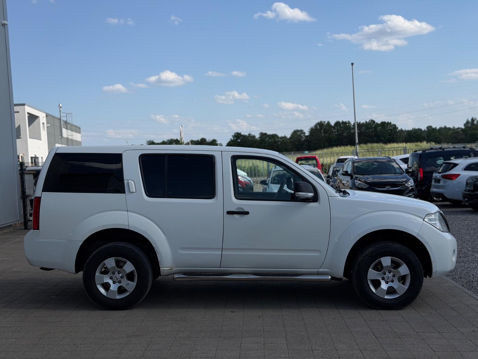 Nissan Pathfinder 2010 — interior