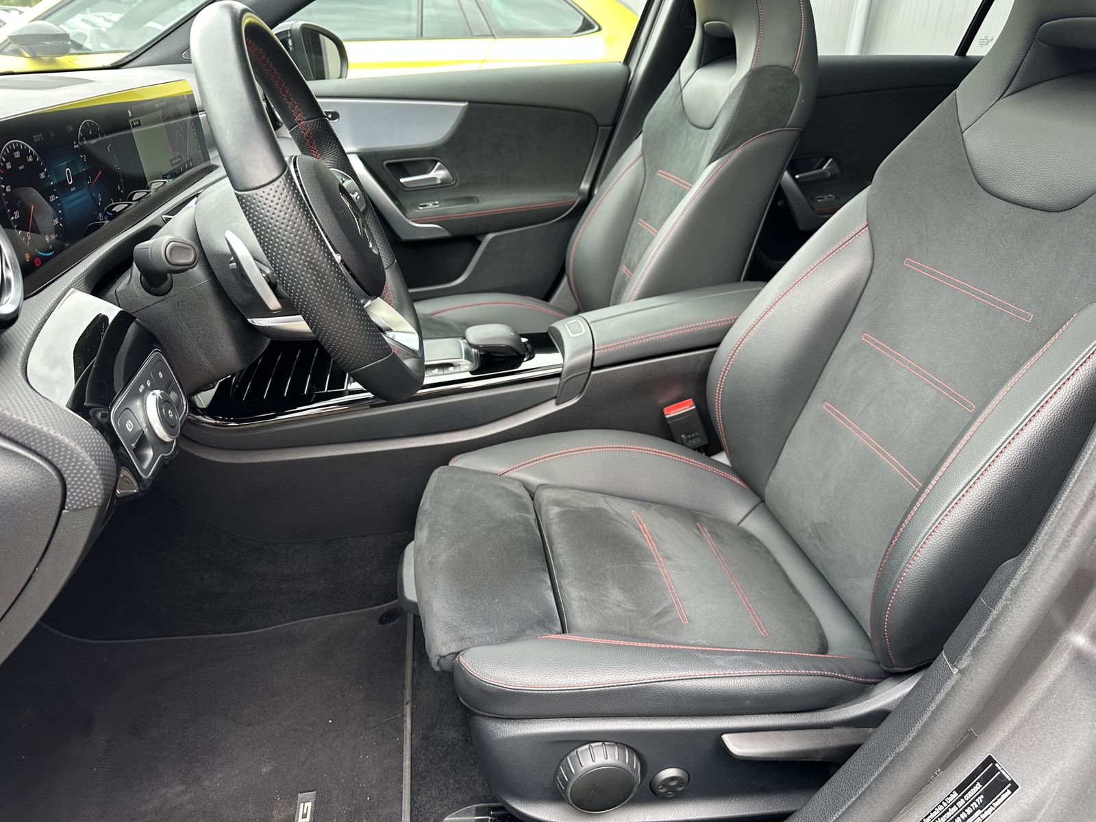 Fahrzeugabbildung Mercedes-Benz A 180 AMG-Line NAV+LED+PANORAMA+SHZ+NIGHT+19ZOLL
