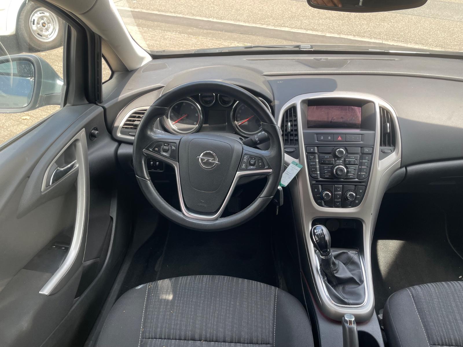 Opel Astra 2011 — photo 11