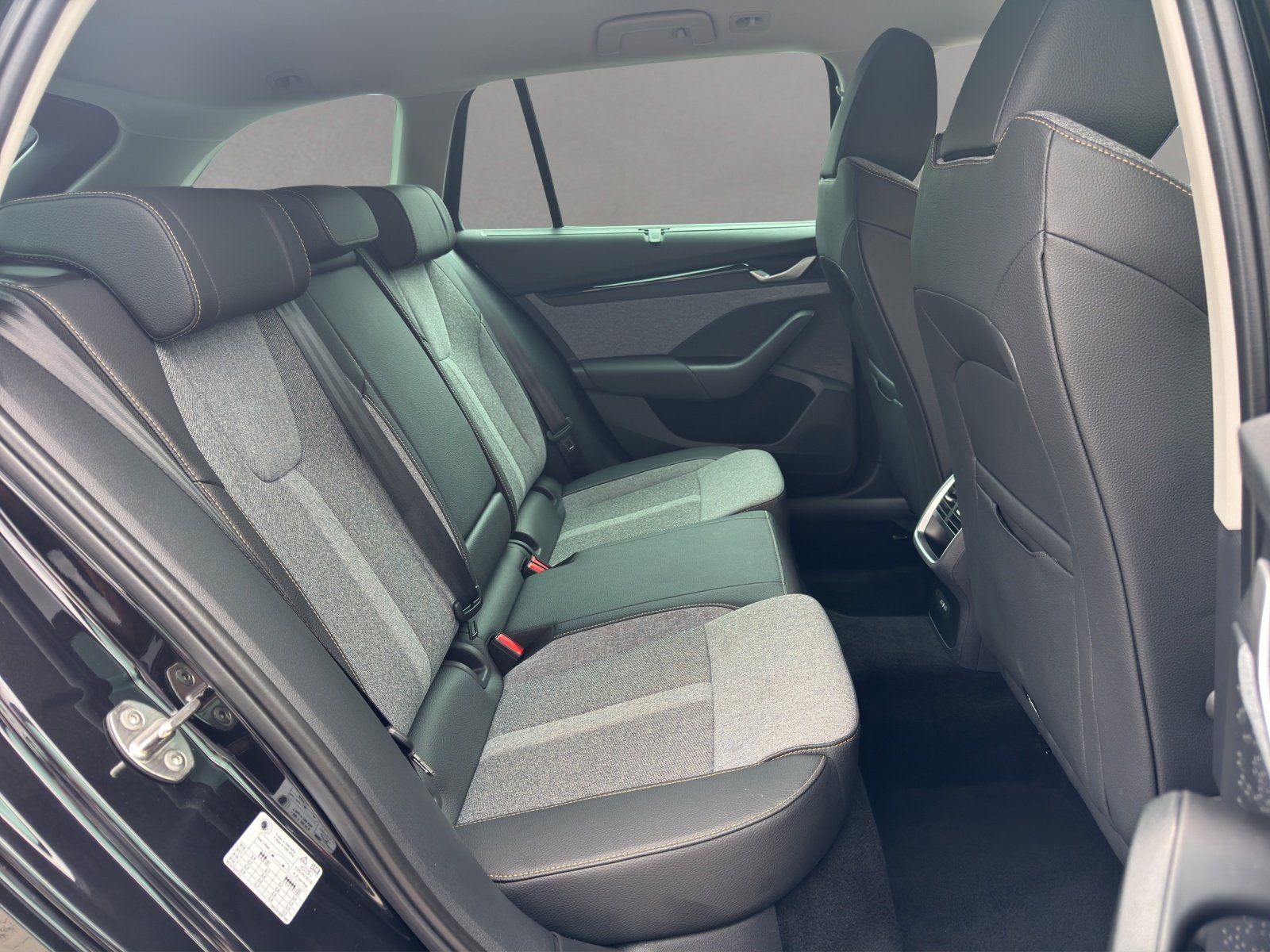 Fahrzeugabbildung SKODA Octavia 2.0 TDI DSG Selection/AHK/360°/HUD/LED/