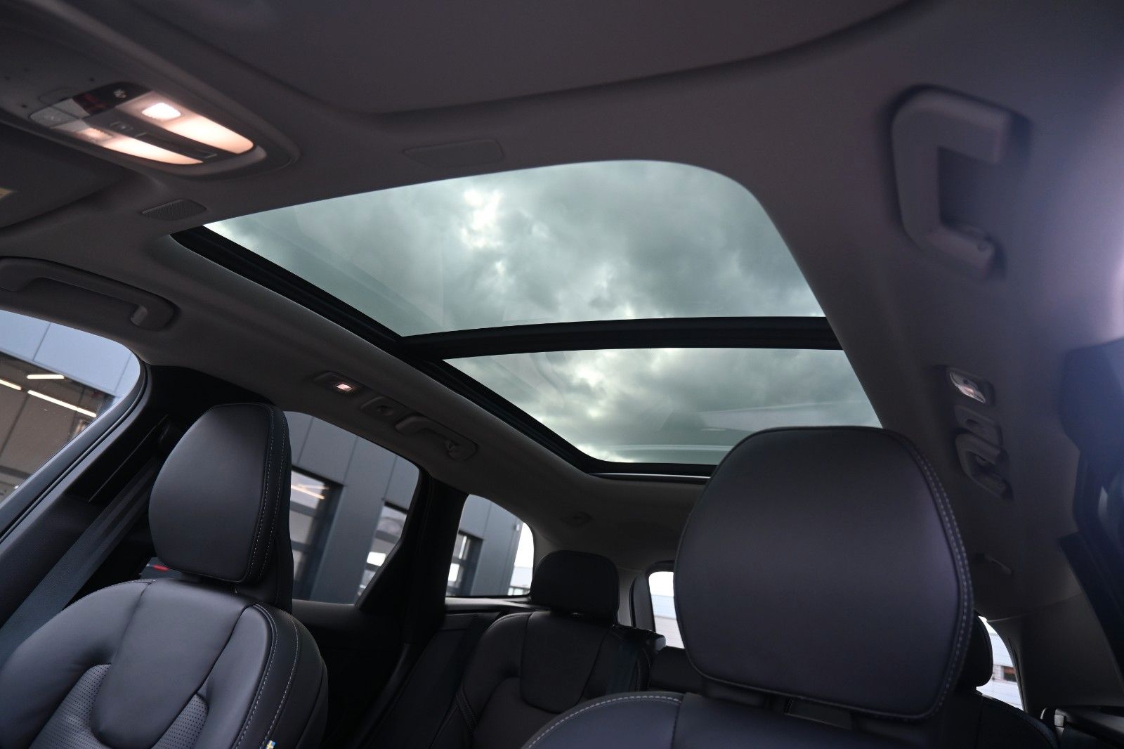 Fahrzeugabbildung Volvo XC60 B4 D AWD Ultimate Dark*STDHZG*360°*LUFT*ACC