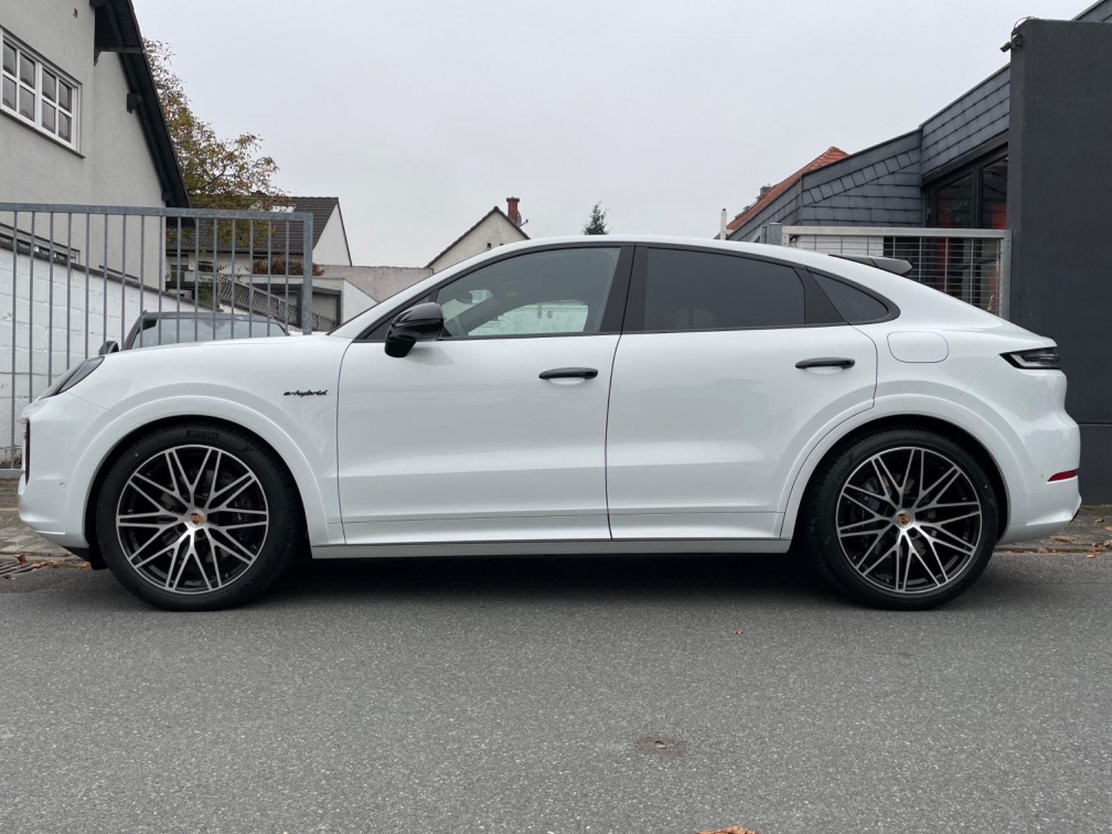 Fahrzeugabbildung Porsche Cayenne E-Hybrid Coupé |ACC|360°|SportDesign|22"