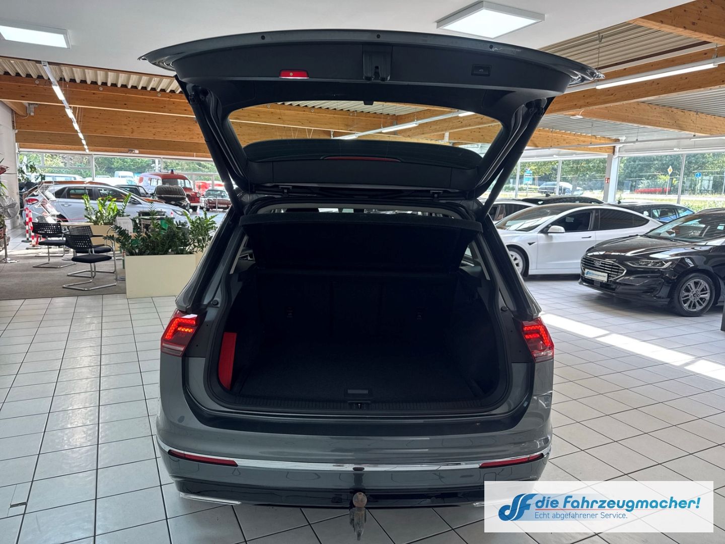 Fahrzeugabbildung Volkswagen Tiguan Highline R-LINE 4Motion 2.0 TSI DSG Sport