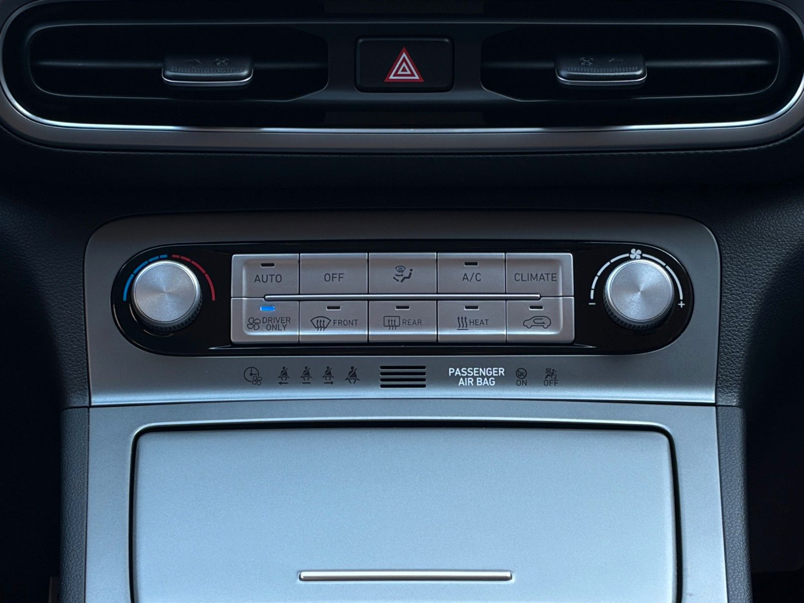 Fahrzeugabbildung Hyundai Kona e Select 2WD CarPlay FCA ACC SHZ PDC Kamera