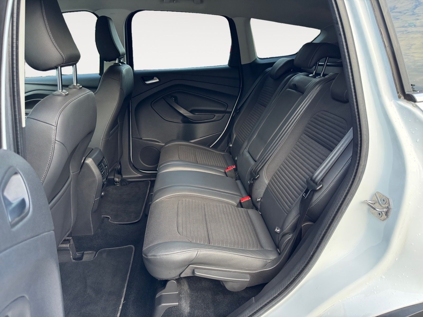 Fahrzeugabbildung Ford Kuga Titanium*LED*8Fach Alu*Kamera*Teilleder