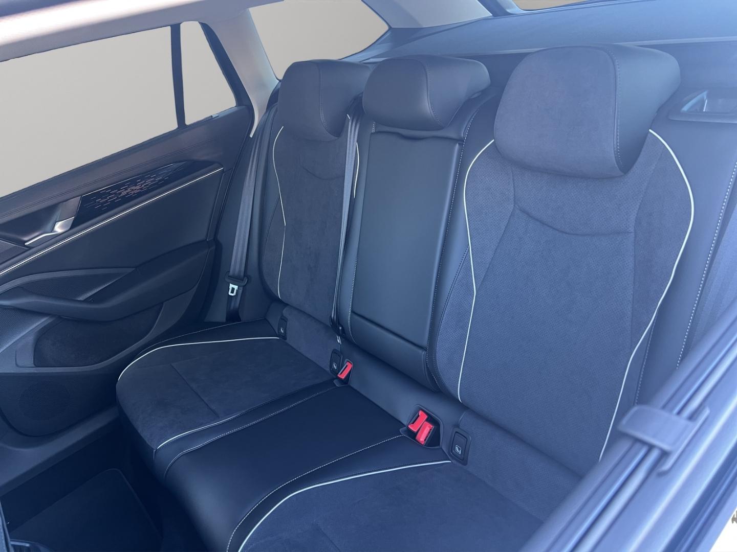 Volkswagen Passat Elegance 1.5 eHybrid AHK, IQ.Light, ACC, 