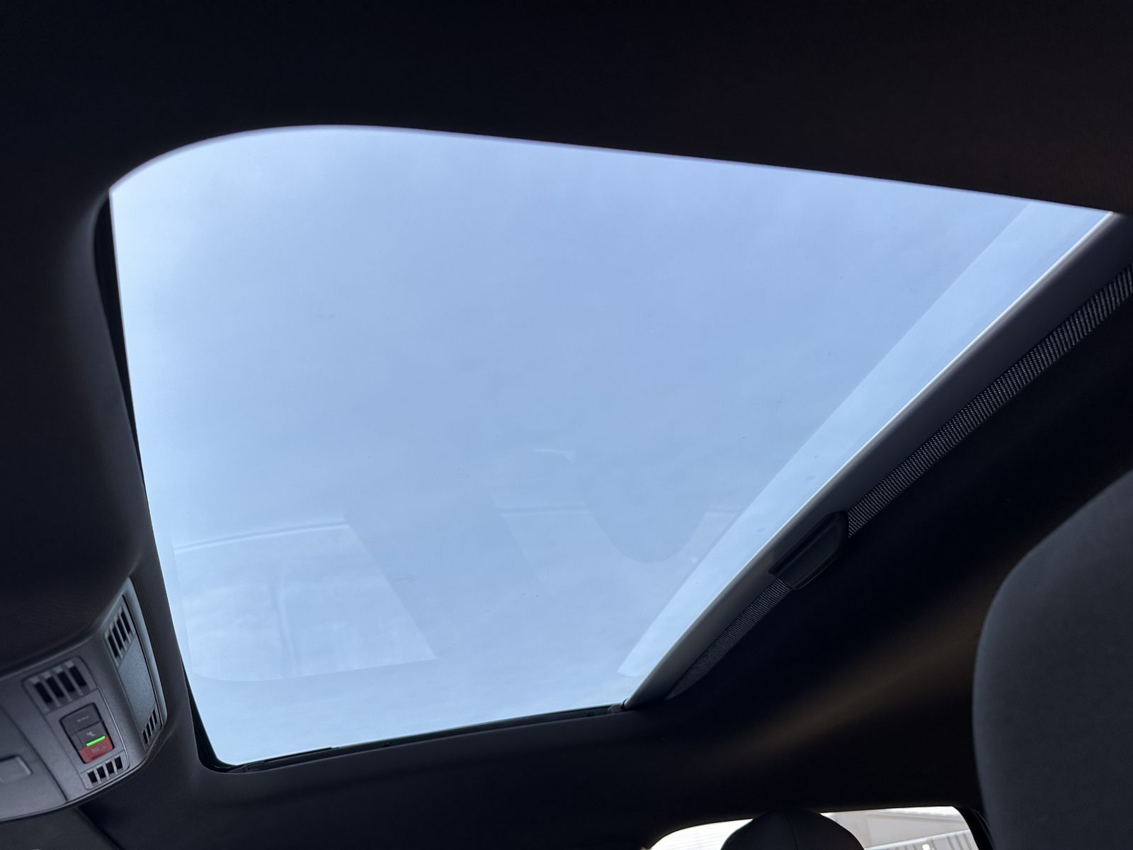 Fahrzeugabbildung Volkswagen Polo 1.0 TSI DSG R-Line NAV+LED+PANO+VCOCKPIT+PP