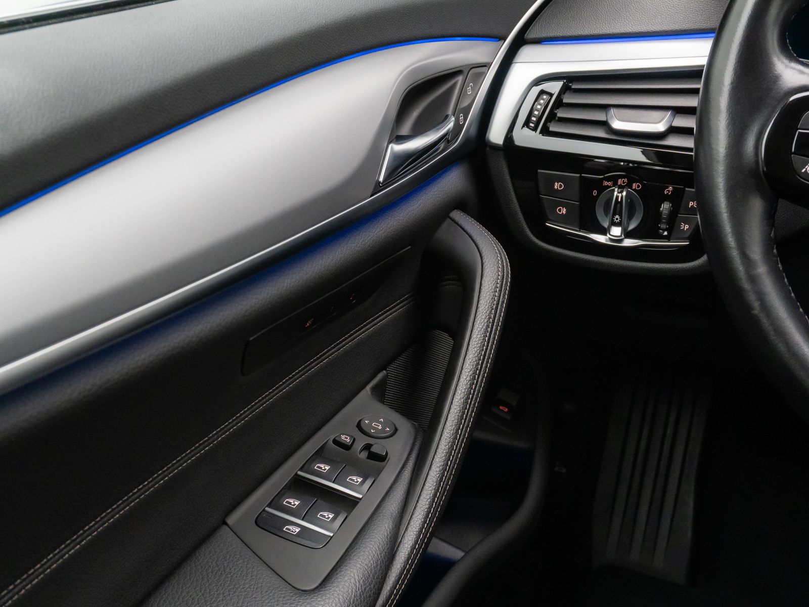 Fahrzeugabbildung BMW 520d Alarm AHK Komfort 360° HUD Belüftung Leder